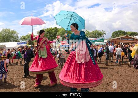 Glastonbury, Somerset, UK. 28. Juni 2014. Glastonbury Festival, 28. Juni 2014: Performance-Künstler auf Stelzen unterhalten die Massen im Bereich Glastonbury Festival Zirkus und Kabarett. Bildnachweis: Tom Corban/Alamy Live-Nachrichten Stockfoto