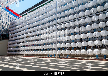 Hunderte von Lampions hängen in Jogyesa-Tempel in Seoul vor Buddhas Geburtstag. Stockfoto