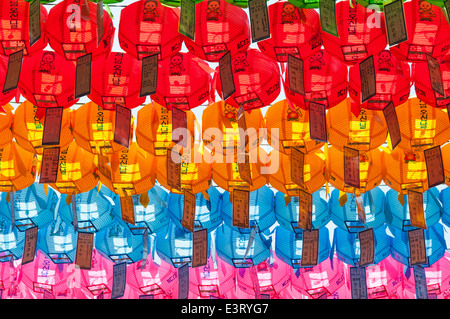 Hunderte von Lampions hängen in Jogyesa-Tempel in Seoul vor Buddhas Geburtstag. Stockfoto