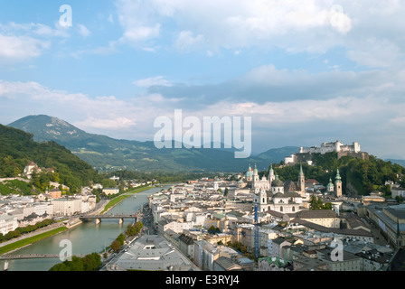 Salzburg, die viertgrößte Stadt Österreichs und der Salzach Stockfoto