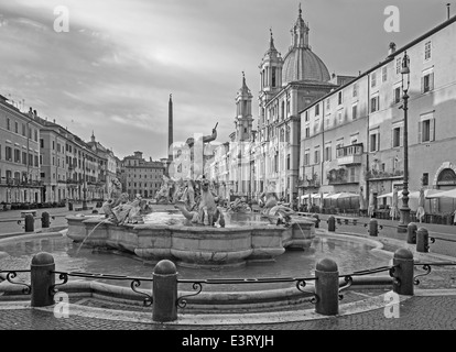 Rom - Piazza Navona Morgen und Neptunbrunnen (1574) von Giacomo della Porta und Santa Agnese in Agone Kirche erstellt Stockfoto