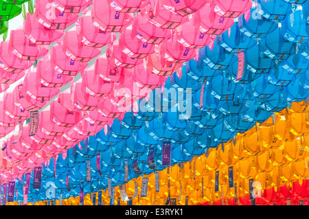 Hunderte von Lampions hängen in Jogyesa-Tempel in Seoul vor Buddhas Geburtstag. Stockfoto