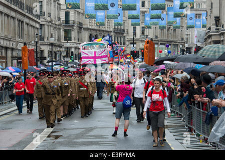 London, UK. 28. Juni 2014. Vertreter der Streitkräfte join Tausende von Feiernden, die durch die Straßen von London, Mark London Pride 2014 vorgeführt. Bildnachweis: Steve Davey/Alamy Live-Nachrichten Stockfoto