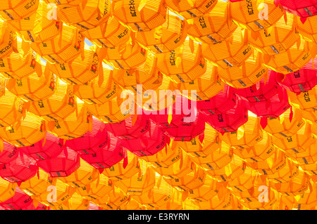 Hunderte von Lampions hängen in Jogyesa-Tempel in Seoul vor Buddhas Geburtstag. Stockfoto