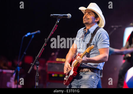 Milwaukee, Wisconsin, USA. 27. Juni 2014. Land Künstler BRAD PAISLEY tritt mit seiner Band beim Sommerfest Musikfestival 2014 in Milwaukee Wisconsin © Daniel DeSlover/ZUMAPRESS.com/Alamy Live-Nachrichten Stockfoto