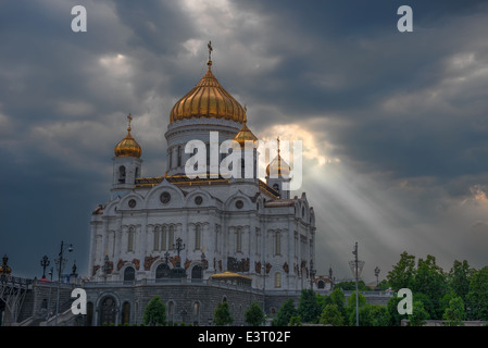 Sonnenstrahl bricht durch die Wolken und strahlt auf die Kathedrale von Christus den Erlöser. Moskau. Russland. Stockfoto