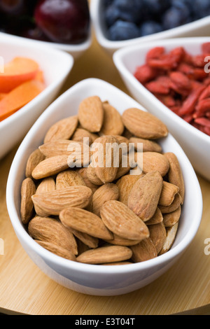 Gesunde Snacks wie Aprikosen, Mandeln, Kirschen, Heidelbeeren und Goji-Beeren. Stockfoto