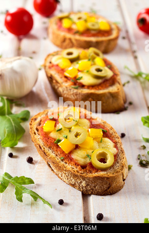 Selektiven Fokus auf die vorderen vegetarische Bruschetta mit Käse überbacken Stockfoto