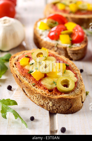 Selektiven Fokus auf der Oberseite der vorderen vegetarische bruschetta Stockfoto