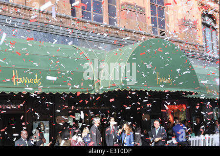 Knightsbridge, London, UK. 28. Juni 2014. Konfetti erfüllt die Luft, als die Türen öffnen sich für den Start von Harrods Summer Sale. Stockfoto