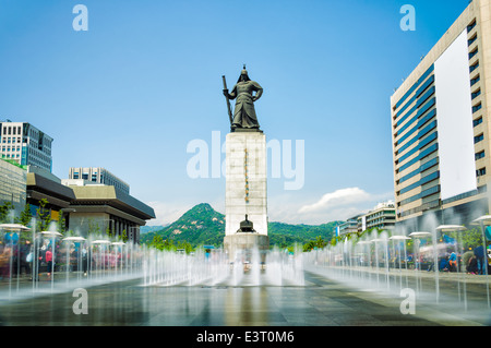 Die Statue von Admiral Yi Sun Sin in Gwanghwamun Platz in Seoul, Südkorea. Stockfoto