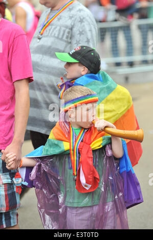 Senken Sie die Regent Street, London, UK. 28. Juni 2014.  Paare und Kinder tragen Regenbogenflaggen 2014 Gay Pride parade im Zentrum von London. Bildnachweis: Matthew Chattle/Alamy Live-Nachrichten Stockfoto