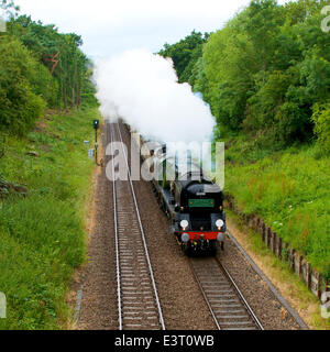 Reigate, Surrey. Samstag, 28. Juni 2014. Die Belmond British Pullman VS Orient Express Steam Locomotive BR (S) Handelsmarine Clan Line Klasse 4-6-2 Nr. 35028 rast durch die Surrey Hills, 1504hrs Samstag, 28. Juni 2014 auf dem Weg nach London Victoria. Credit: Foto von Lindsay Constable / Alamy Live News Stockfoto