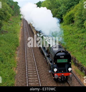 Reigate, Surrey. Samstag, 28. Juni 2014. Die Belmond British Pullman VS Orient Express Steam Locomotive BR (S) Handelsmarine Clan Line Klasse 4-6-2 Nr. 35028 rast durch die Surrey Hills, 1504hrs Samstag, 28. Juni 2014 auf dem Weg nach London Victoria. Credit: Foto von Lindsay Constable / Alamy Live News Stockfoto