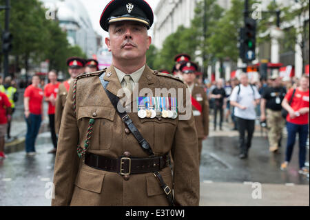 Oxford Street, London, UK. 28. Juni 2014. Hunderte von Soldaten & Frauen marschieren auf Oxford Straße anlässlich der sechsten jährlichen Armed Forces Day in Großbritannien. Bildnachweis: Lee Thomas/Alamy Live-Nachrichten Stockfoto