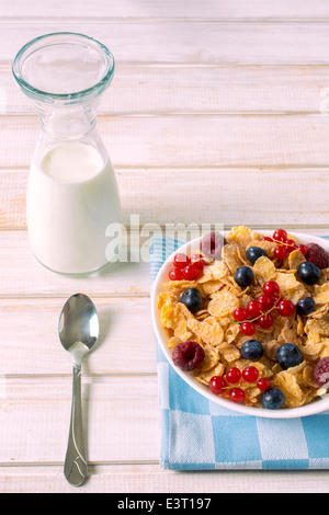 Müsli mit Beerenobst in die Schüssel von oben auf Holztisch Stockfoto