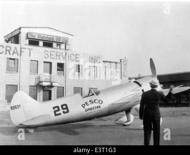 Dieses Foto aus der Charles M. Daniels Collection zeigt den Laird-Turner Special, einen legendären Air Racer mit einem Pratt & Whitney R-1830 Twin Wasp Motor. Bekannt für seine Beteiligung an Luftrennen, einschließlich der Veranstaltungen in Cleveland, ist das Flugzeug Teil einer Tradition der herausragenden Luftfahrt und ist eng mit Roscoe Turner verbunden. Stockfoto
