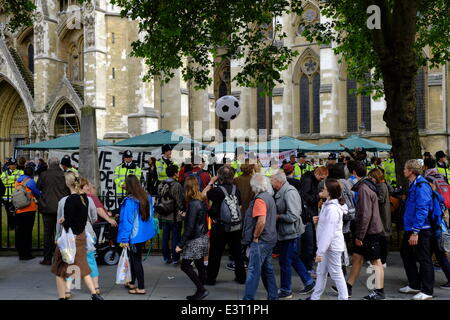 London, UK. 28. Juni 2014. Behinderte Menschen gegen Kürzungen (DPAC) inszenieren einen Protest vor dem Westminster Abbey, das unabhängige Leben Fonds ILF zu speichern. Es gibt eine sehr große Antwort der Polizei Kredit: Rachel Megawhat/Alamy Live News Stockfoto