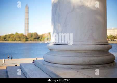Blick vom Jefferson Memorial über den Stausee und das Washington Monument in der Ferne in Washington DC, USA. Stockfoto