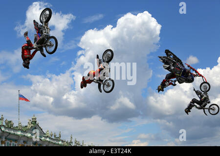 St. Petersburg, Russland. 28. Juni 2014. Motorrad-Show auf dem Schlossplatz in St. Petersburg. 28. Juni in St. Petersburg, das Festival der Straße Kulturen Piter Street Spiele, Motorrad-Show Adrenalin FMX statt. Bildnachweis: Andrey Pronin/ZUMAPRESS.com/Alamy Live-Nachrichten Stockfoto