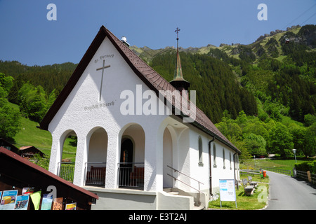 Die weiße Kirche mit einem Kirchturm, inmitten der Bergwelt. Stockfoto