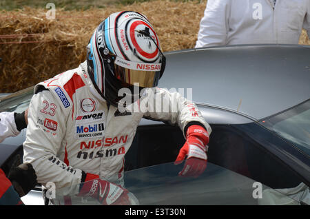 Sir Chris Hoy stürzte während der Teilnahme an einer zeitlich begrenzten Bergrennen Ereignis am Goodwood Festival der Geschwindigkeit eine hohe angetriebene Nissan, wenn er die Kontrolle verloren und rutschte mit Geschwindigkeit in die Heu Ballen Stockfoto