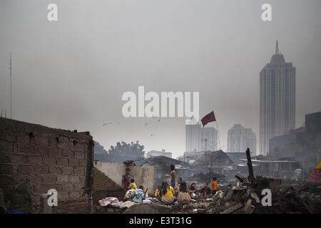 Süd-Jakarta, Jakarta, Indonesien. 28. Juni 2014. Opfer der Häuser brennen. Nach großes Feuer die Elendsviertel in Gandaria-Süd-Jakarta getroffen, Opfer der Häuser haben nicht Visitted von Präsidentschaftskandidat. Die Opfer haben nach wie vor auf der Tierheim-Ort in der Nähe des brennenden bleiben. © Donal Husni/NurPhoto/ZUMAPRESS.com/Alamy Live-Nachrichten Stockfoto