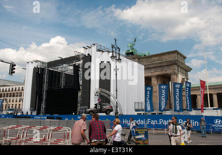 Berlin, Deutschland. 27. Juni 2014. Vorbereitungen für die FIFA WM 2014 live-Übertragungen am Brandenburger Tor, Berlin. Das berühmte Brandenburger Tor ist alles andere als durch die temporäre Bühne maskiert. Bildnachweis: Philip Spiel/Alamy Live-Nachrichten Stockfoto