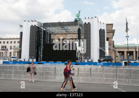 Berlin, Deutschland. 27. Juni 2014. Vorbereitungen für die FIFA WM 2014 live-Übertragungen am Brandenburger Tor, Berlin. Das berühmte Brandenburger Tor ist alles andere als durch die temporäre Bühne maskiert. Bildnachweis: Philip Spiel/Alamy Live-Nachrichten Stockfoto