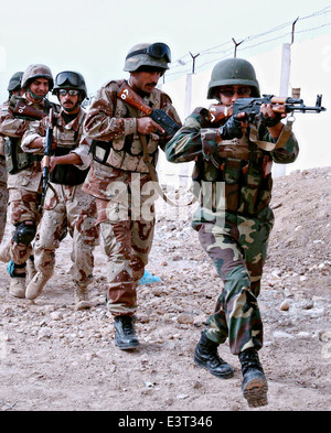 Irakische Armeesoldaten mit dem 1. Bataillon, 2. Brigade, 8. US-Infanteriedivision während Fuß patrouillieren training 1. März 2006 in Al Hillah, Irak. Stockfoto