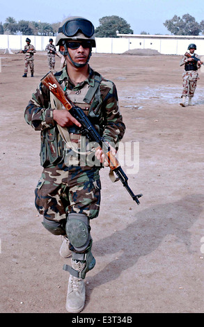 Irakische Armeesoldaten mit dem 1. Bataillon, 2. Brigade, 8. US-Infanteriedivision während Fuß patrouillieren training 1. März 2006 in Al Hillah, Irak. Stockfoto