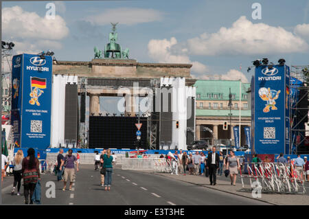 Berlin, Deutschland. 27. Juni 2014. Vorbereitungen für die FIFA WM 2014 live-Übertragungen am Brandenburger Tor, Berlin. Das berühmte Brandenburger Tor ist alles andere als durch die temporäre Bühne maskiert. Bildnachweis: Philip Spiel/Alamy Live-Nachrichten Stockfoto