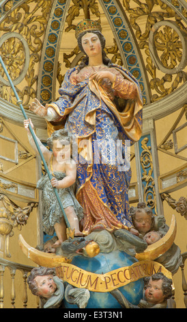 Leuven - geschnitzte Statue der Madonna Form St. Michaels-Kirche (Michelskerk) im 3. September 2013 in Leuven, Belgien. Stockfoto