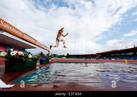 Birmingham, Vereinigtes Königreich. 28. Juni 2014. Iona See (Norwich) nimmt auf dem Wasser-Sprung in das Finale der Frauen 3000 m Hindernislauf während der Sainsbury britischen Leichtathletik-Weltmeisterschaft von Alexander Stadium. Bildnachweis: Aktion Plus Sport/Alamy Live-Nachrichten Stockfoto