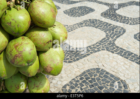 Rio De Janeiro Brasilien Handvoll frische grüne brasilianischen Coco Verde Kokosnüsse hängen am Ipanema Beach boardwalk Stockfoto