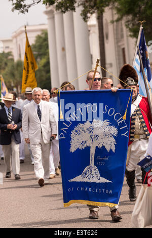 Mitglieder des Vereins Palmetto März Meeting Street zu feiern Carolina Tag 28. Juni 2014 in Charleston, SC. Carolina Tag feiert die 238. Jahrestag des amerikanischen Sieges in der Schlacht von Sullivans Island über die Royal Navy und der britischen Armee. Stockfoto