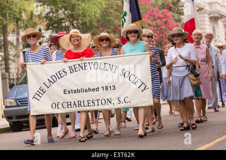 Mitglieder des Vereins Damen wohlwollenden März Meeting Street, Carolina Tag 28. Juni 2014 in Charleston zu feiern, SC. Carolina Tag feiert die 238. Jahrestag des amerikanischen Sieges in der Schlacht von Sullivans Island über die Royal Navy und der britischen Armee. Stockfoto