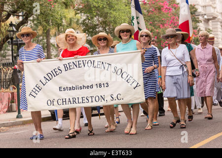 Mitglieder des Vereins Damen wohlwollenden März Meeting Street, Carolina Tag 28. Juni 2014 in Charleston zu feiern, SC. Carolina Tag feiert die 238. Jahrestag des amerikanischen Sieges in der Schlacht von Sullivans Island über die Royal Navy und der britischen Armee. Stockfoto