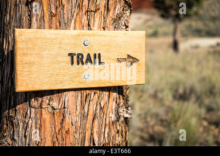 Schild am Baumstamm in Zentral-Oregon Trail Stockfoto