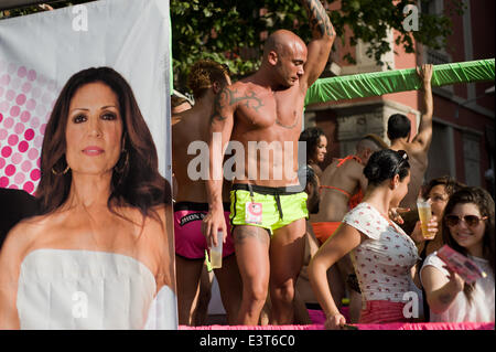 28. Juni, 2014-Barcelona, Spanien.  Teilnehmer der Pride parade 2014 auf einem Schwimmer. Tausende versammelten sich für eine bunte zwei Stunden lange Parade von Schwimmern und verschiedene Gruppen aus der LGBT-Community in dem, was die sechste Ausgabe der LGBT Pride Festival im Zentrum von Barcelona. Stockfoto