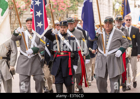 Konföderierten Civil War Reenactor März Straße treffen zu feiern Carolina Tag 28. Juni 2014 in Charleston, SC. Carolina Tag feiert die 238. Jahrestag des amerikanischen Sieges in der Schlacht von Sullivans Island über die Royal Navy und der britischen Armee. Stockfoto