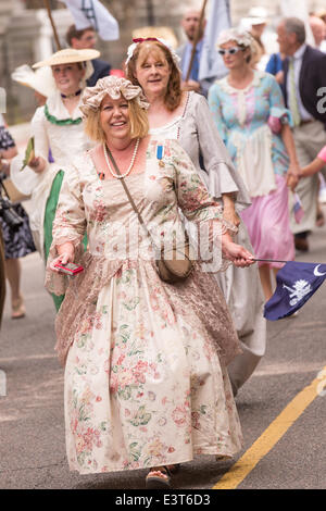 Frauen in historischen Kostümen gekleidet März Straße treffen zu feiern Carolina Tag 28. Juni 2014 in Charleston, SC. Carolina Tag feiert die 238. Jahrestag des amerikanischen Sieges in der Schlacht von Sullivans Island über die Royal Navy und der britischen Armee. Stockfoto