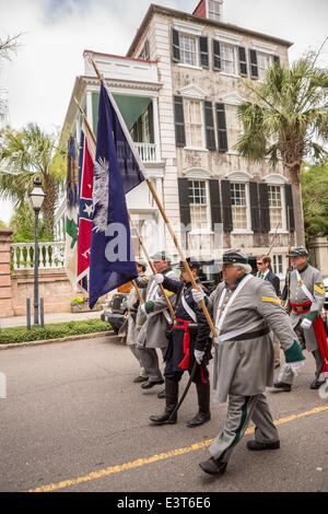 Konföderierten Civil War Reenactor März Straße treffen zu feiern Carolina Tag 28. Juni 2014 in Charleston, SC. Carolina Tag feiert die 238. Jahrestag des amerikanischen Sieges in der Schlacht von Sullivans Island über die Royal Navy und der britischen Armee. Stockfoto