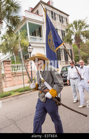 Konföderierten Civil War Reenactor März Straße treffen zu feiern Carolina Tag 28. Juni 2014 in Charleston, SC. Carolina Tag feiert die 238. Jahrestag des amerikanischen Sieges in der Schlacht von Sullivans Island über die Royal Navy und der britischen Armee. Stockfoto