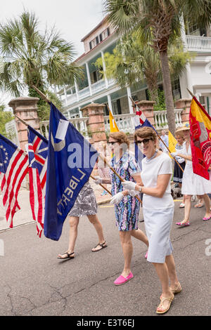 Frauen, die die Flaggen März auf Meeting Street, Carolina Tag 28. Juni 2014 in Charleston zu feiern, feiert SC. Carolina 238. Jahrestag des amerikanischen Sieges in der Schlacht von Sullivans Island über die Royal Navy und der britischen Armee. Stockfoto