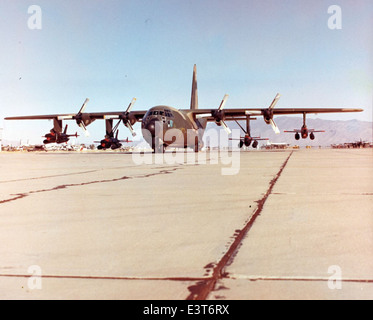 Die Lockheed C-130 Hercules ist ein viermotoriges Militärflugzeug, das in den 1950er Jahren eingeführt wurde und weltweit für Fracht, Truppentransport und humanitäre Missionen eingesetzt wird. Stockfoto