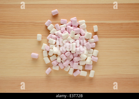 Rosa und weiße Mini Marshmallows auf Holz Hintergrund Stockfoto