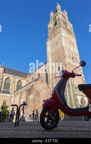 Brügge, Belgien - 13. Juni 2014: St. Salvator Kathedrale (Salvatorskerk) aus West und Silhouette des Scooter im Abendlicht. Stockfoto