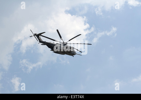 Eine Sikorsky CH-53 Sea Stallion von Ihnen Weg mit einigen Wolken am blauen Himmel fliegen Stockfoto