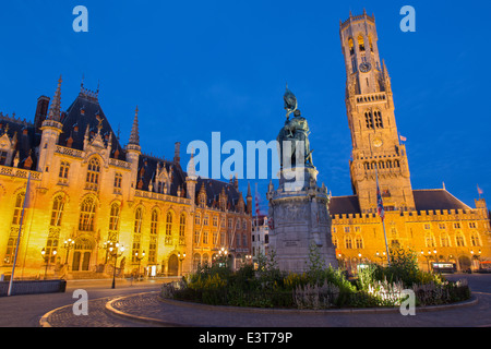 Brügge - Grote Markt in der Abend Dämmerung. Belfort van Brugge und Provinciaal Hof Gebäude und und Denkmal Stockfoto